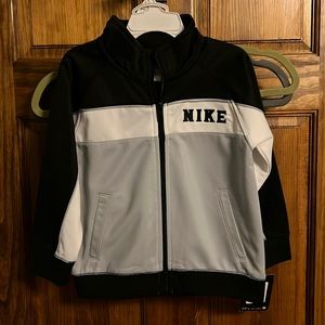 Boys size 4t Nike 2 pc set